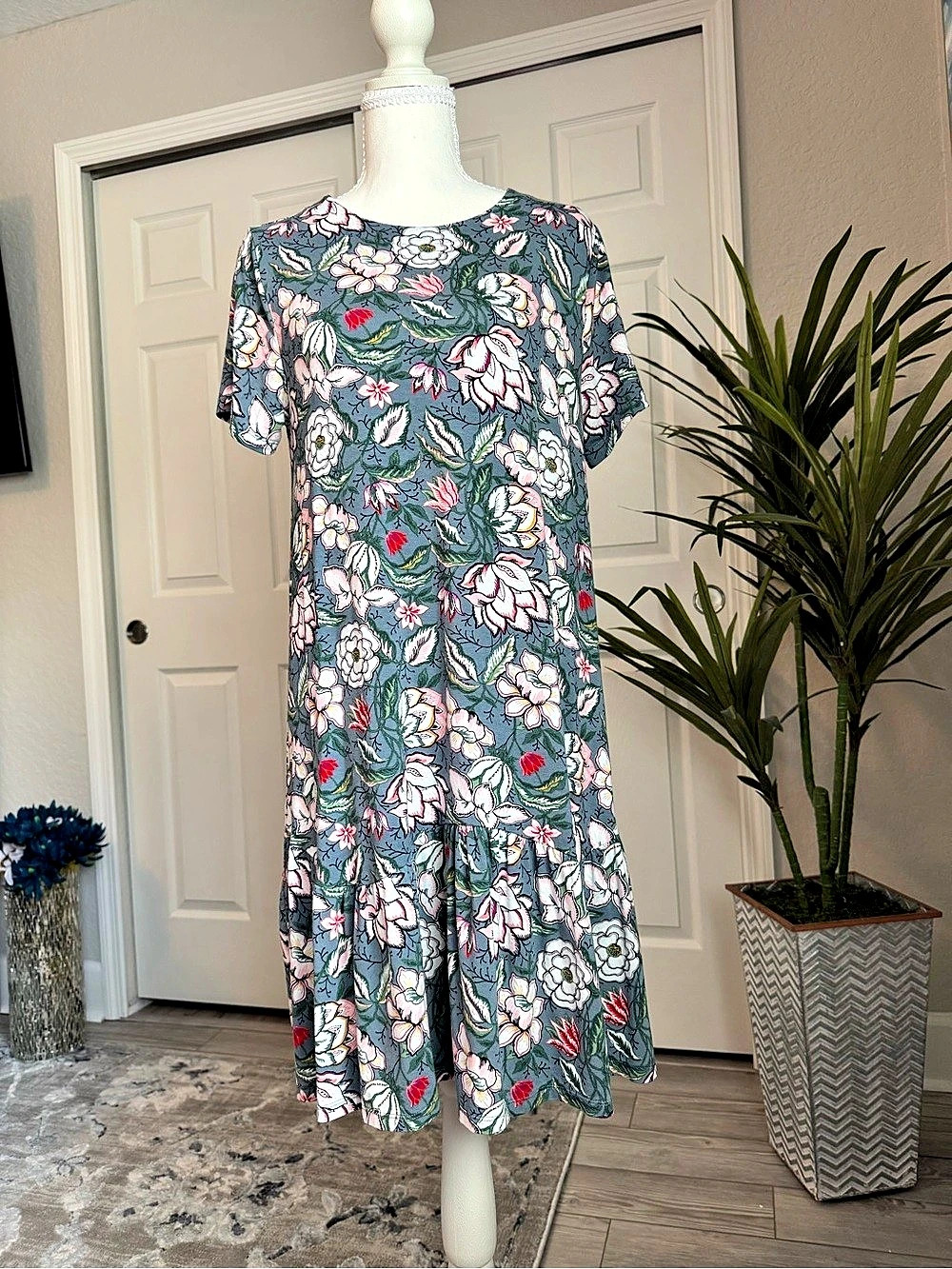 LOFT Floral Midi Dress in Blue & White Floral Size Medium